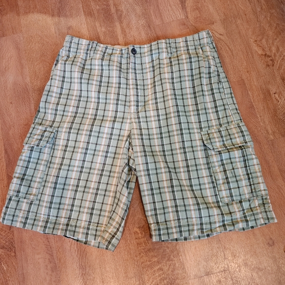 IZOD Men's Green Plaid Cargo Shorts  Back Leather IZOD Patch Size 34 - Picture 4 of 7
